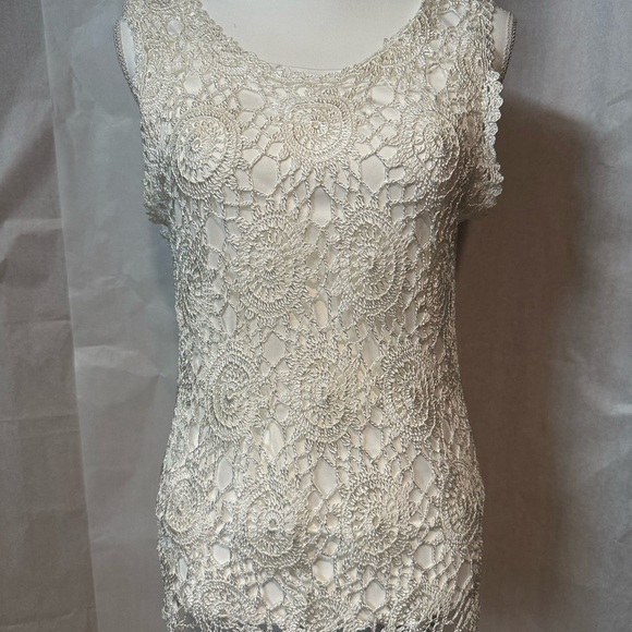 Elegant Lace Sleeveless Top - Picture 1 of 8